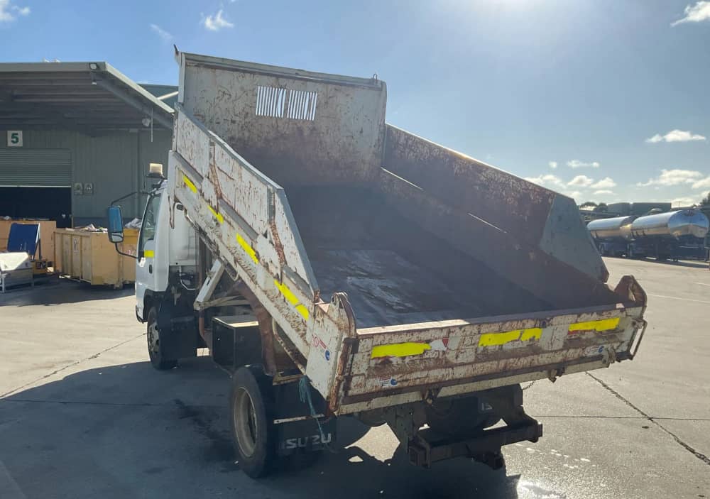 **Wrecking** 2007 Isuzu NPR - Image 8