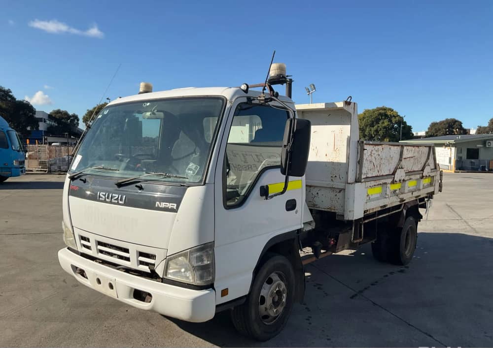 **Wrecking** 2007 Isuzu NPR - Image 18
