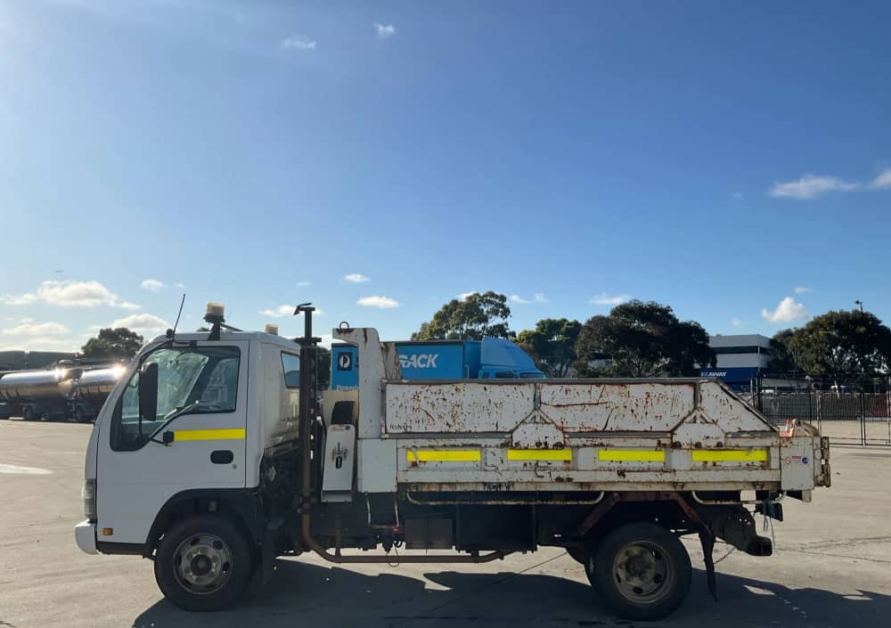 **Wrecking** 2007 Isuzu NPR - Image 19