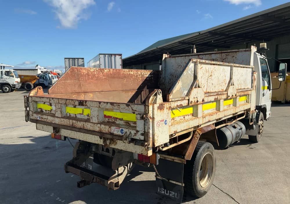 **Wrecking** 2007 Isuzu NPR - Image 20