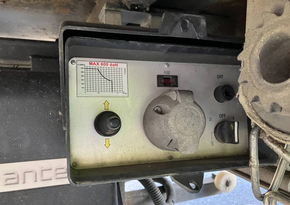 **Wrecking** 2010 Isuzu FSR850 - Image 3