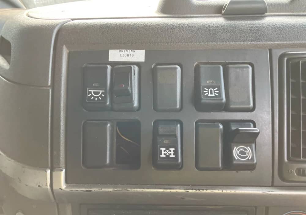 **Wrecking** 2003 Volvo FM12 - Image 3