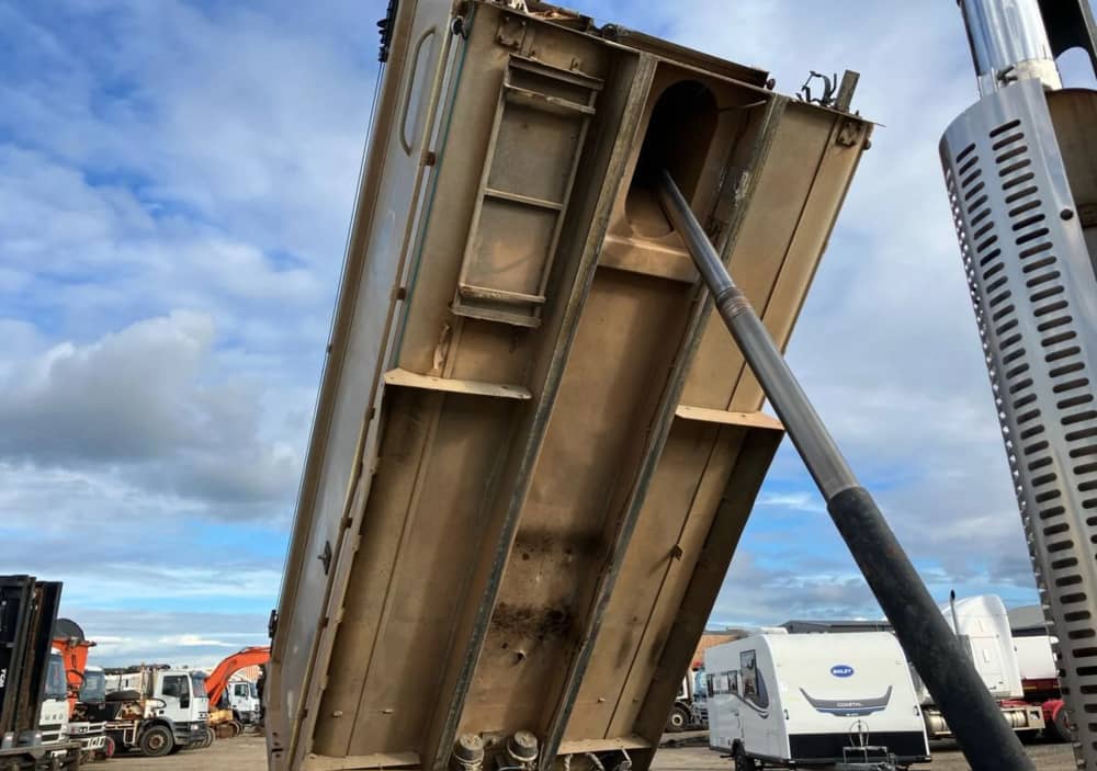 **Wrecking** 2003 Volvo FM12 - Image 22