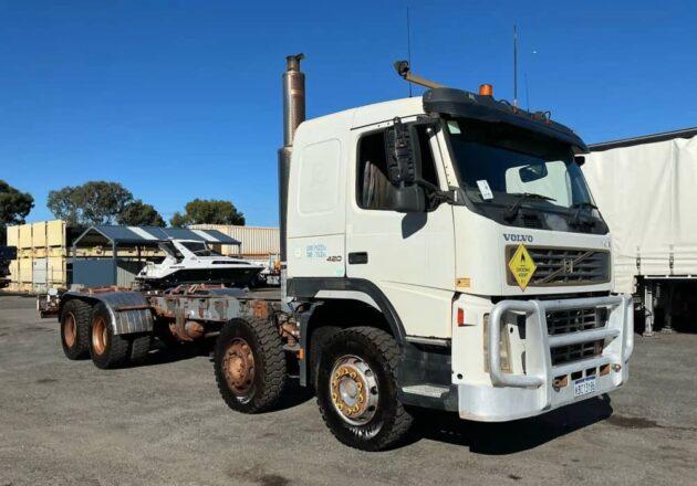 **Wrecking** 2007 Volvo FM480 - Image 2