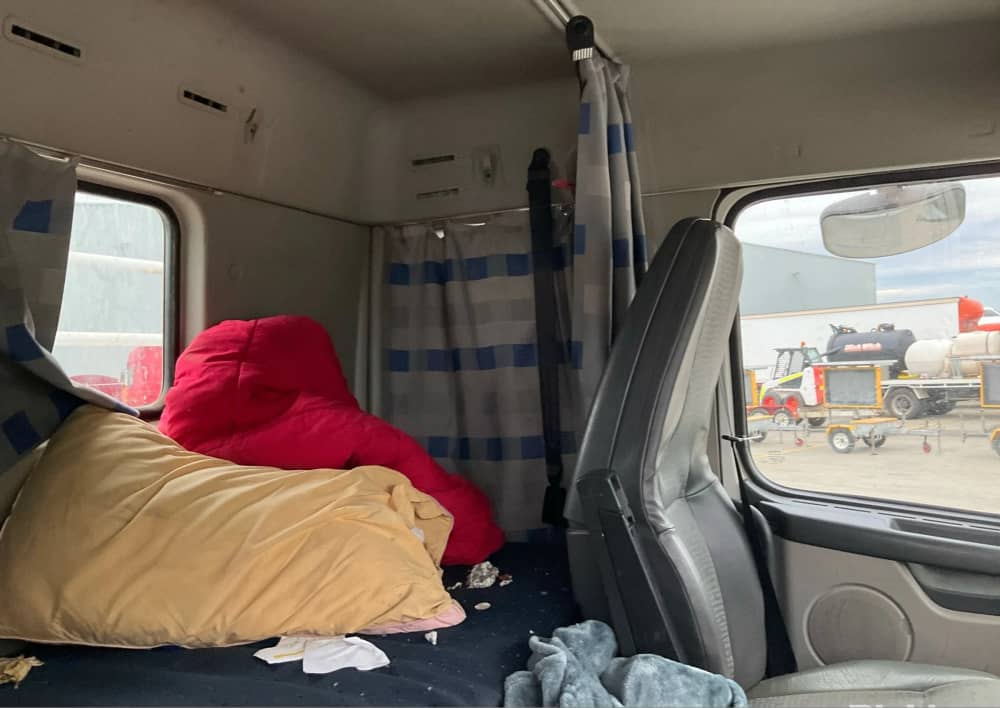 **Wrecking** 2006 Volvo FM9 - Image 2