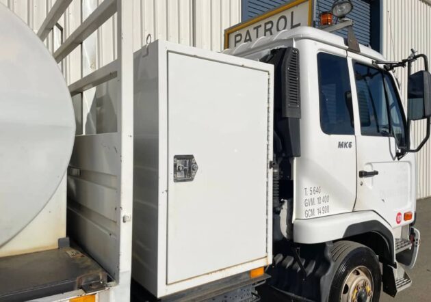 **Wrecking** 2010 Nissan UD MKB37A - Image 9