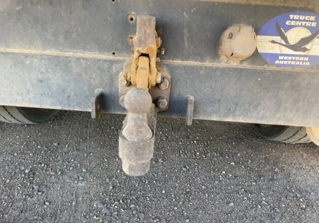 **Wrecking** 2010 Nissan UD MKB37A - Image 2