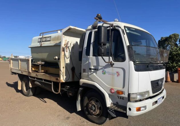 **Wrecking** 2010 Nissan UD MKB37A - Image 18