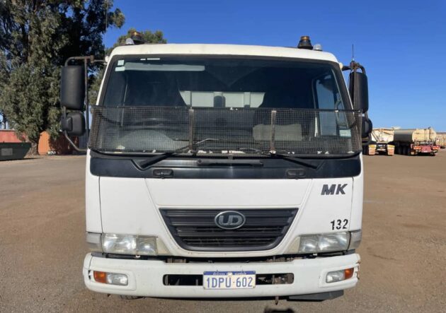**Wrecking** 2010 Nissan UD MKB37A - Image 19