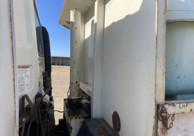 **Wrecking** 2010 Nissan UD MKB37A - Image 10
