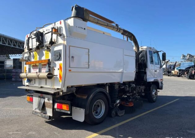 **Wrecking** 2009 Nissan UD MKB37A - Image 18