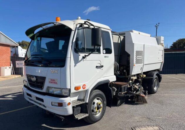 **Wrecking** 2009 Nissan UD MKB37A - Image 19