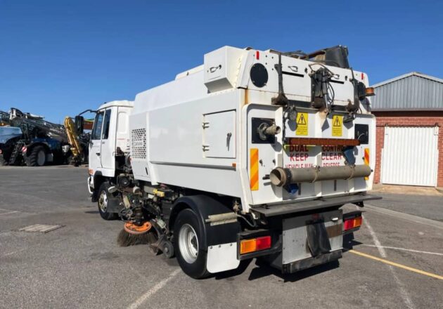 **Wrecking** 2009 Nissan UD MKB37A - Image 25