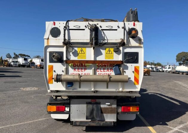 **Wrecking** 2009 Nissan UD MKB37A - Image 26