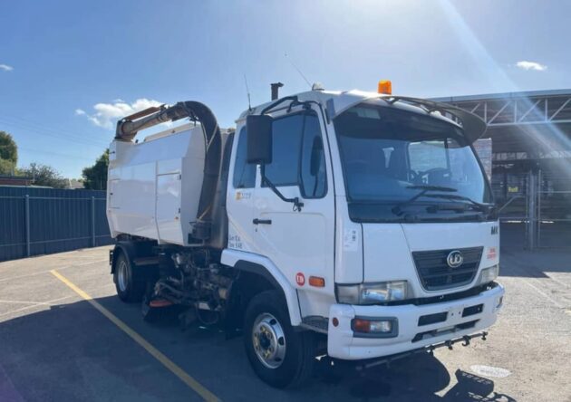 **Wrecking** 2009 Nissan UD MKB37A - Image 29