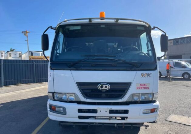 **Wrecking** 2009 Nissan UD MKB37A