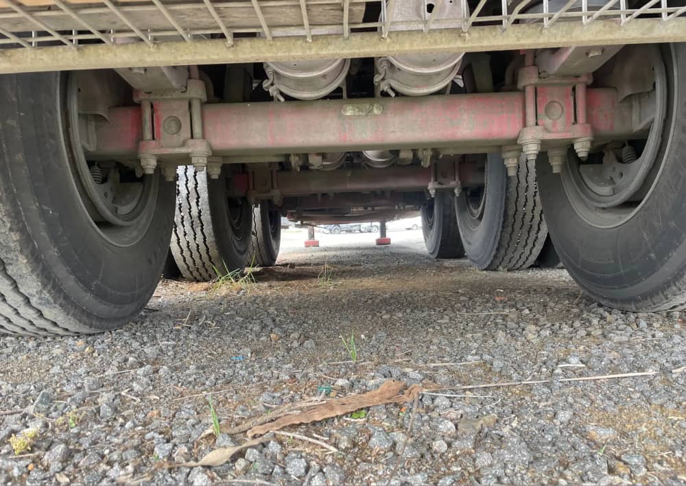 2004 Barker Heavy Duty Tri Axle - Image 16