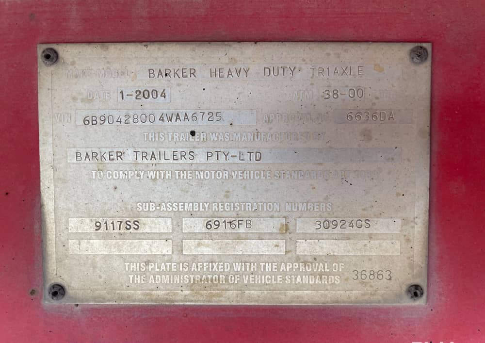 2004 Barker Heavy Duty Tri Axle - Image 17