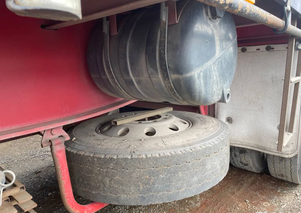 2004 Barker Heavy Duty Tri Axle - Image 20