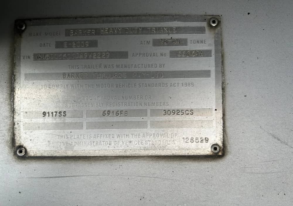 2009 Barker Heavy Duty Tri Axle - Image 3