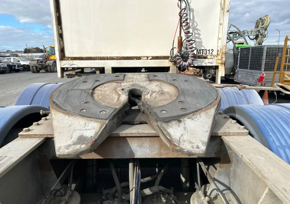 2009 Barker Heavy Duty Tri Axle - Image 9