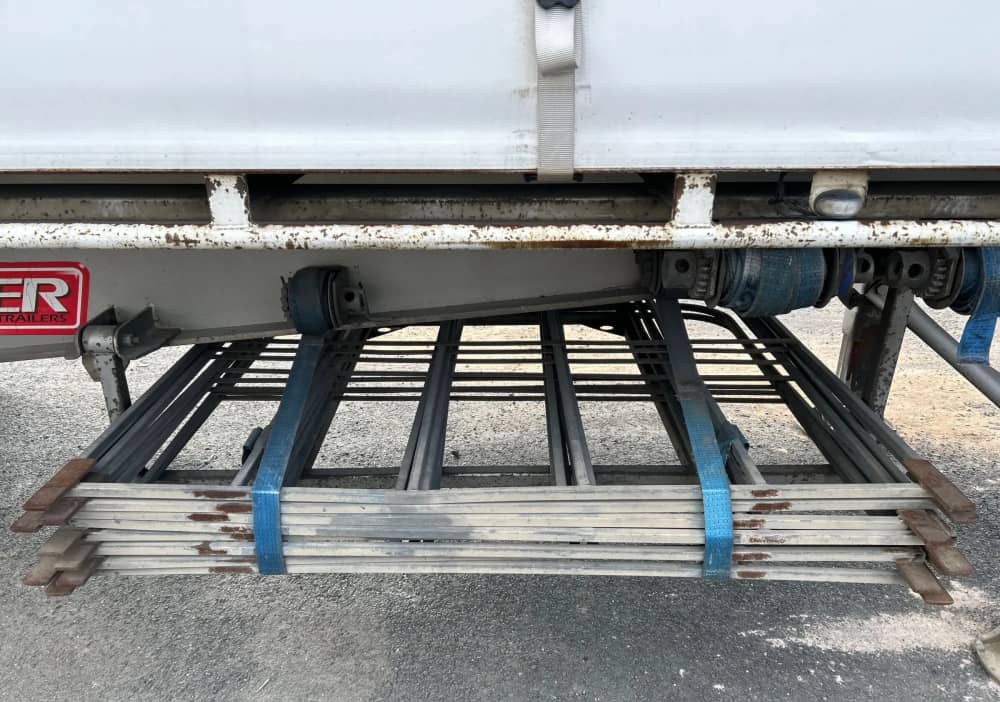 2009 Barker Heavy Duty Tri Axle - Image 12