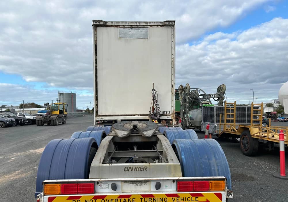 2009 Barker Heavy Duty Tri Axle - Image 13