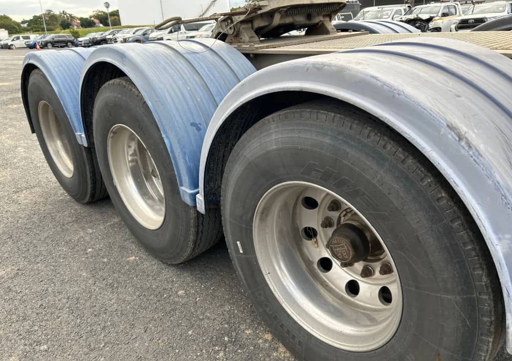 2009 Barker Heavy Duty Tri Axle - Image 14