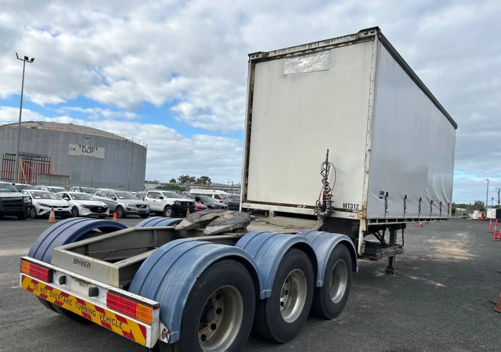 2009 Barker Heavy Duty Tri Axle - Image 16