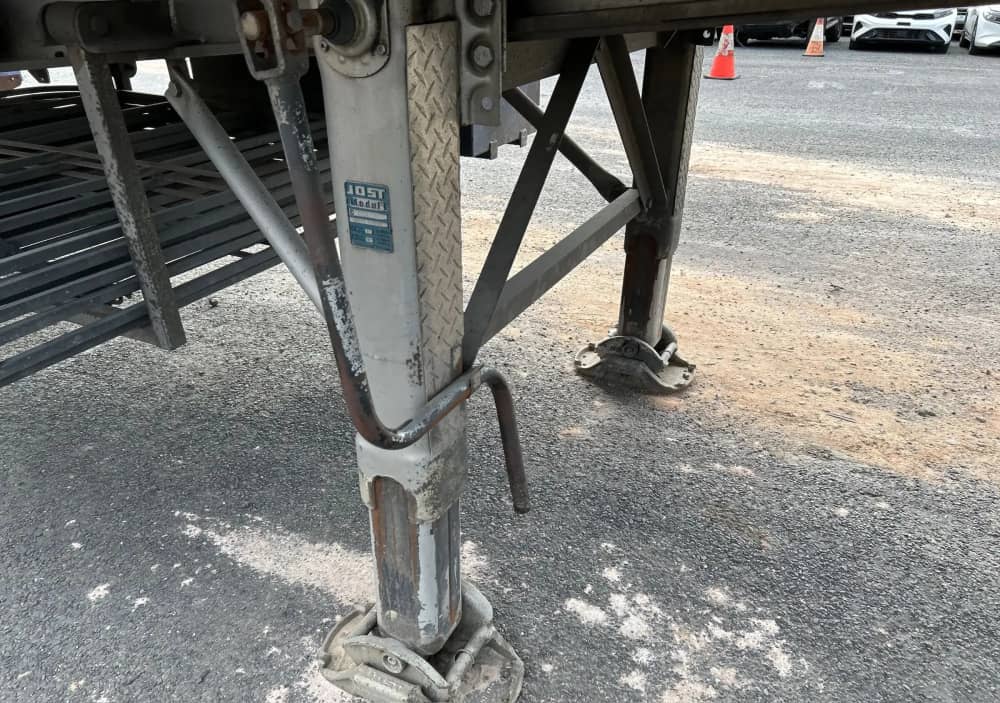 2009 Barker Heavy Duty Tri Axle - Image 19